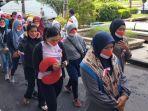 migran-para-buruh-migran-asal-ntb-datang-ke-kantor-gubernur-provinsi-ntb.jpg