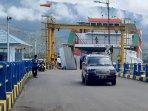 mobil-bongkar-muat-pelabuhan-kayangan.jpg