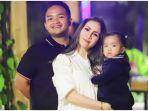 momo-geisha-bersama-suami-dan-anak-pertamanya.jpg