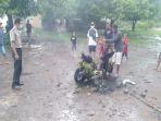 motor-pelaku-pembacokan-dibakar-warga.jpg