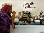 ngopi-salah-seorang-pengunjung-sedang-menikmati-kopi-di-tuwa-kawa-coffee.jpg
