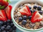 oatmeal-yang-dicampur-kacang-kacangan-dan-buah-kering-mindbodygreencom.jpg