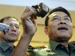 panglima-tni-jenderal-moeldoko-menunjukkan-jam-tangannya-kepada-wartawan.jpg