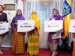 para-juara-lomba-cerita-wastra-2021-mengenakan-busana-berbahan-tenun.jpg