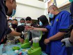 pasangan-suami-istri-pr-dan-mm-memasukkan-sabu-ke-dalam-mesin-blender.jpg