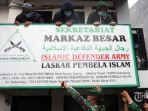 pasukan-tni-polri-berpakaian-lengkap-saat-mencoba-menurunkan-atribut-front-pembela-islam-fpi.jpg