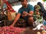 pedagang-bawang-di-pasar-Gunung-Sari.jpg