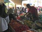 pedagang-pasar-kebon-roek-transaksi.jpg