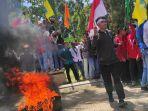 pembakaran-ban-bekas-di-depan-kantor-dprd-kabupaten-bima.jpg