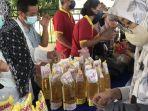 pembelian-minyak-goreng-di-operasi-pasar-murah-senin-1432022-6.jpg