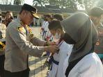 pemberian-kalung-medali-oleh-kapolresta-mataram-kombes-po.jpg