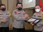 pemberian-penghargaan-oleh-kapolda-ntb-irjen-pol-djoko-poerwanto.jpg