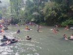 pengunjung-di-kolam-pemandian-wisata-aik-nyet.jpg