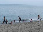 pengunjung-di-pantai-duduk-senggigi.jpg