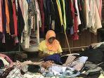 penjual-baju-bekas-dengan-usia-lanjut.jpg