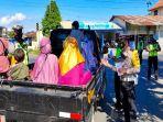 penumpang-dan-pengendara-pikap-ditegur-karena-menggunakan-bakal-terbuka-untuk-mengangkut-orang.jpg