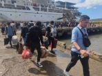penumpang-kapal-turun-di-pelabuhan-bima.jpg