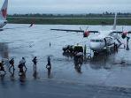penumpang-para-penumpang-pesawat-di-bandara-internasional-lombok.jpg