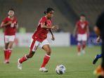 penyerang-timnas-wanita-asal-lombok-timur-baiq-amiatun-shalihah-menggiring.jpg