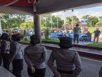 personel-polres-sumbawa-menjaga-aksi-fsm-di-kantor-bupati-sumbawa.jpg