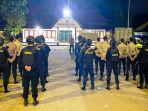 personel-tni-dan-polri-mulai-disiagakan-menjaga-keamanan-malam-tahun-baru-di-kabupaten-sumbawa.jpg
