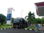 pertamina-truk-tanki-loading-bbm-mataram.jpg