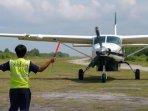 petugas-bandara-parkir-pesawat-susi-air.jpg