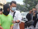 polisi-menggiring-dd-44-tersangka-pencabulan-9-murid.jpg