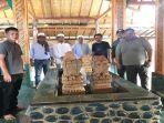 potret-keturunan-kiai-masmirah-dan-tim-ekspedisi-mistis-di-makam-kiai-masmirah.jpg