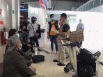 pulang-para-pmi-asal-ntb-yang-dipulangkan-dari-malaysia.jpg