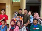 raffi-ahmad-ajak-keluarga-tukang-bakso-dimas-yang-mirip-dengannya-ke-andara.jpg