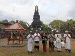 rara-baju-hitam-berfoto-bersama-tokoh-tokoh-agama-hindu-di-pura-jagatnatha-mayura.jpg