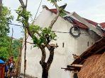 rumah-rumah-warga-yang-rusak-diterjang-angin-puting-puting-beliung.jpg