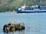 salah-satu-kapal-feri-di-pelabuhan-lembar-lombok-barat-hendak-berlabuh-menurunkan-penumpang.jpg