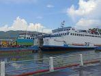 sebuah-truk-pengangkut-barang-keluar-dari-kapal-dlu-ferry-yang-sandar-di-pelabuhan-lembar.jpg