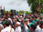 sejumlah-masyarakat-menggelar-aksi-damai-di-depan-markas-polda-ntb-d.jpg