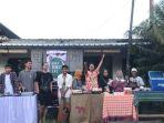 sekolompok-anak-muda-di-loteng-saat-menjajakan-barang.jpg