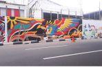 seniman-ikut-melukis-mural-di-tembok-gedung-kompas-gramedia.jpg