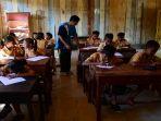 seorang-guru-mengajar-para-siswa-di-sdn-1-gili-gede-sekotong-lombok-barat.jpg