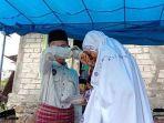 siswi-smp-berinisial-an-mencium-tangan-suaminya-mi-usai-akad-nikah-di-desa-sukadana.jpg
