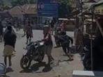 tangkapan-layar-dari-video-bentrok-dua-warga-desa-di-kabupaten-bima.jpg