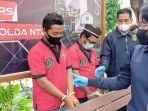 tersangka-as-pakai-baju-tahanan-tersangka-kasus-pencabulan-ditunjukkan-tim-ditreskrimum-polda-ntb.jpg