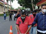 tersangka-ls-hanya-menunduk-di-markas-polda-ntb.jpg