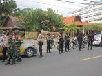 tim-gabungan-tni-polri-saat-berjaga-dan-patroli-di-depan-salah-satu-hotel.jpg