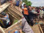 warga-mengevakuasi-korban-tenggelam-di-sumur-tua-di-dusun-tanaq-embang-daye.jpg