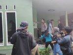 warga-nampak-merusak-rumah-Brigadir-Riska.jpg