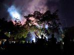 warga-nonton-kebakaran-sman-1-sikur-lombok-timur.jpg