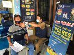 warga-yang-membuat-sim-di-polres-lombok-barat-mendapat-suntikan-vaksin-covid-19.jpg