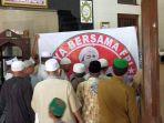 warga-yang-menamakan-diri-umat-islam-ntb-menyampaikan-aspirasi-usai-salat-dzuhur.jpg