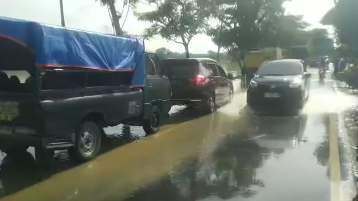 Banjir Genangi Jalur Nasional Jrengik Sampang Sebabkan Kemacetan Panjang